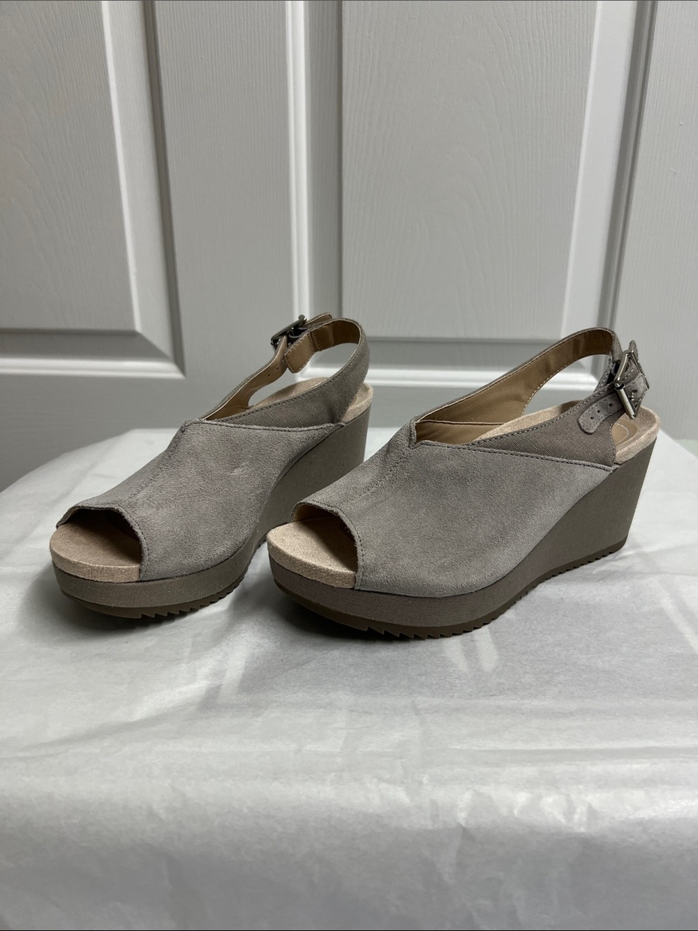 Vionic Taupe Suede Open-Toe Wedge Sandals size 6.5 3” heels